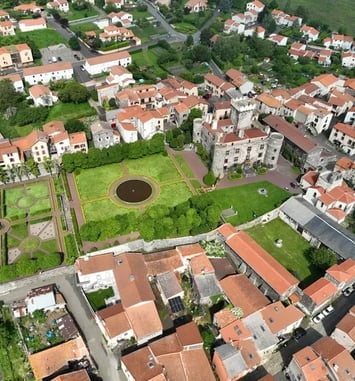 Visite d'un ancien château fort transformé à la Renaissance