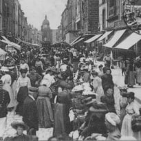 Riom à travers ses cartes postales anciennes