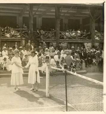 Tribune publique des tennis La Bourboule